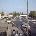 859533 Gezicht op het Leidseveer te Utrecht, vanaf de Leidseveertunnel uit het zuidwesten, met links de ingang van de ...